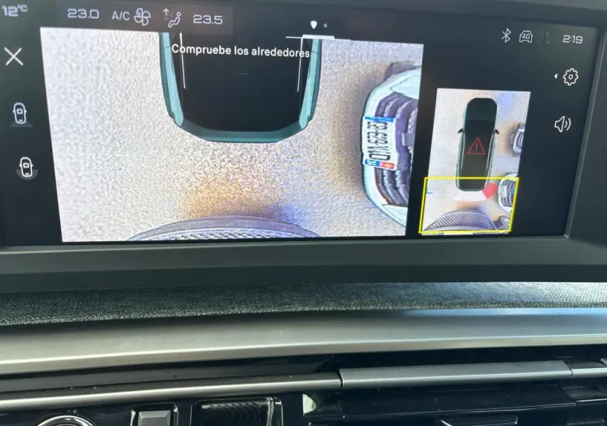 Écran de caméra 360° du Peugeot 3008 gris Hybrid 145 Allure, vue aérienne du véhicule et des alentours proches.