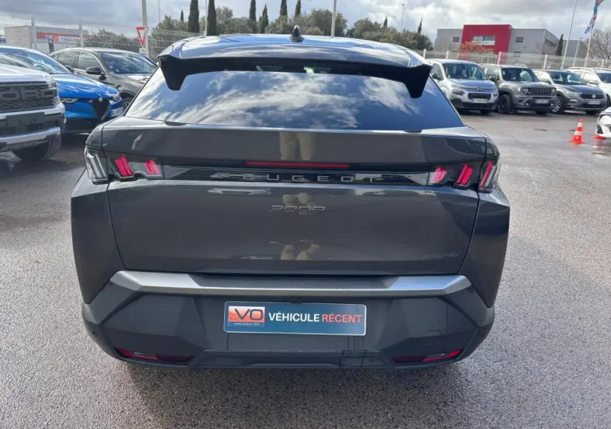 Vue arrière d'un Peugeot 3008 Hybrid gris 2025 avec feux LED distinctifs et jantes alliage 19 pouces visibles.