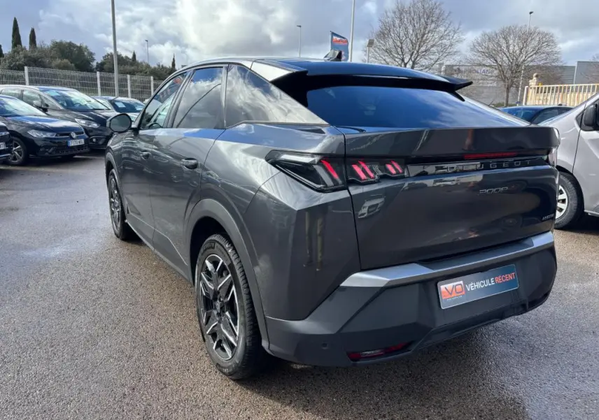 Vue 3/4 arrière droite du Peugeot 3008 Hybrid gris, avec jantes alliage 19 pouces et feux arrière distinctifs.