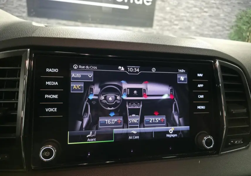 Écran tactile central du tableau de bord du Skoda Karoq 2024 affichant la climatisation bi-zone en mode automatique.