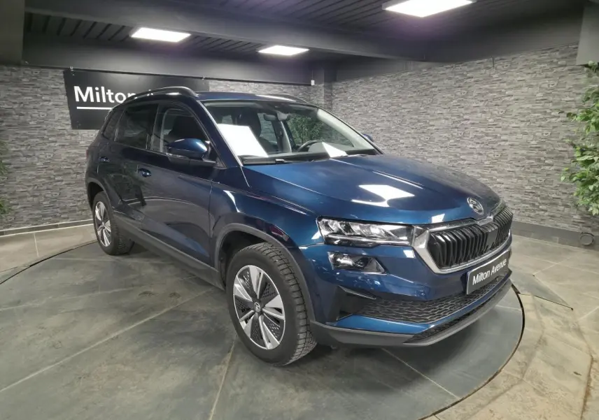 SKODA KAROQ bleu métallisé en 3/4 avant droit, avec calandre noire chromée et jantes alliage 17 pouces.