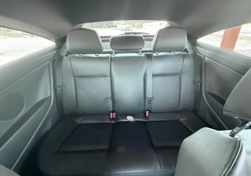 Vue arrière de l'intérieur montrant la banquette arrière en cuir noir de l'Opel Astra OPC 2008.