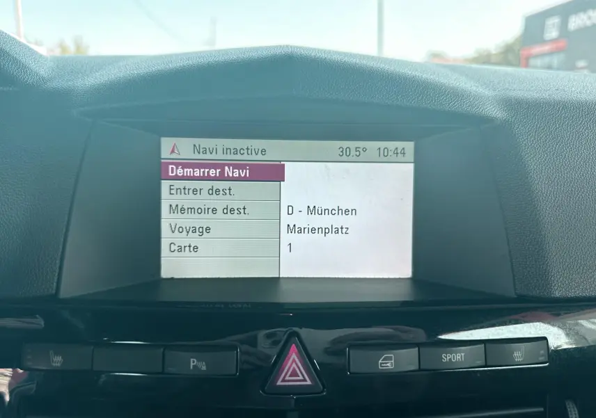 Écran de navigation actif dans le tableau de bord d'une Opel Astra OPC, intérieur noir visible.