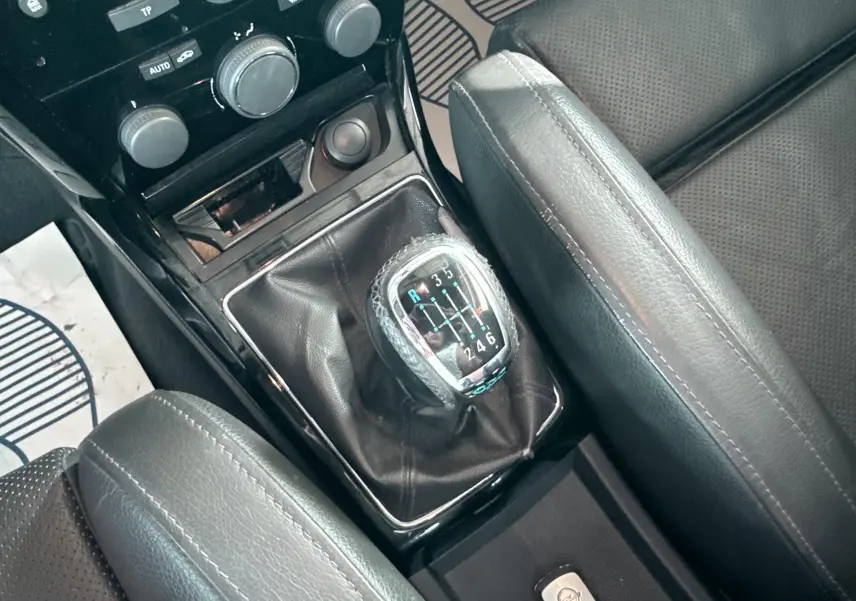 Vue rapprochée de la console centrale d’une Opel Astra OPC 2008, avec levier de vitesse manuel et sellerie cuir noire.