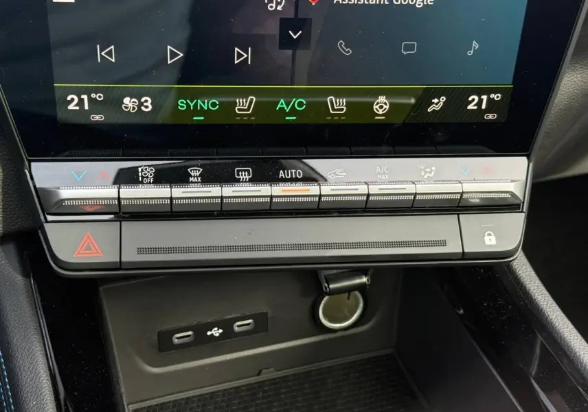 Gros plan sur la console centrale du Renault Austral 2026, montrant les commandes climatisation et ports USB.