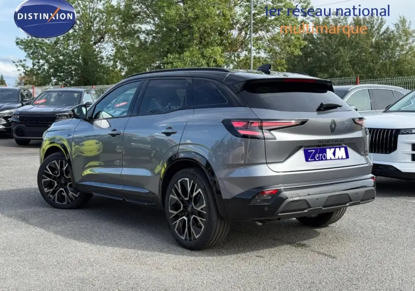 Vue 3/4 arrière droite du Renault Austral 2026 gris Schiste satin avec toit noir étoilé et jantes alu noires.
