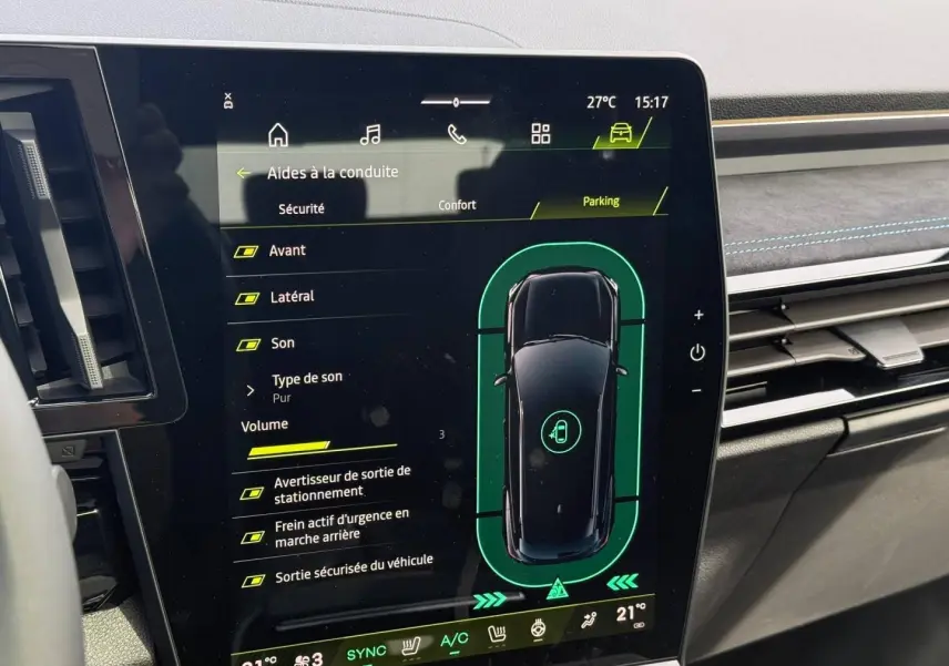 Écran tactile intérieur du Renault Austral 2026 montrant les aides à la conduite, avec tableau de bord gris et surpiqûres bleues.