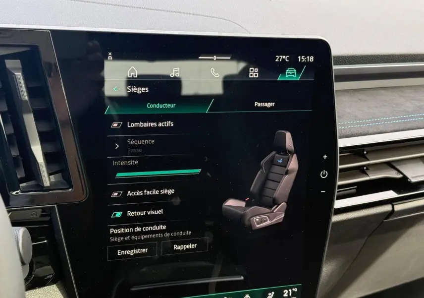 Tablette tactile affichant les réglages des sièges du Renault Austral 1.2 E-Tech hybride, vue de face intérieure.
