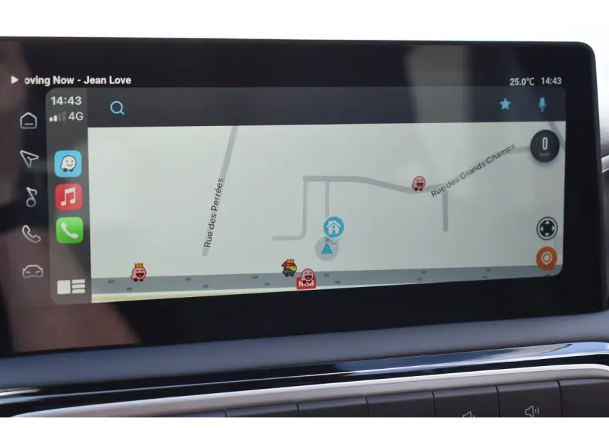 Écran tactile du système de navigation du MG MOTOR MG3 1.5 HYBRID+ 195 LUXURY blanc, vue intérieure rapprochée.