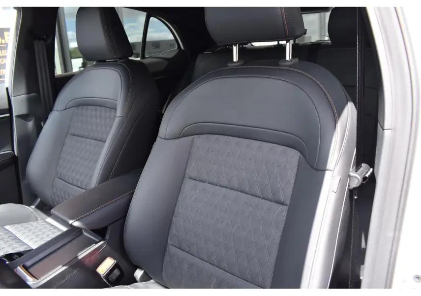 Gros plan sur les sièges avant en cuir noir avec surpiqûres contrastantes de la MG3 1.5 HYBRID+ 195 LUXURY blanche 2026.