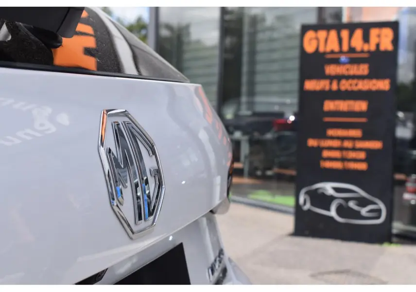 Gros plan sur l'arrière blanc du MG3 1.5 HYBRID+ 195 LUXURY 2026, mettant en valeur l'emblème MG chromé.