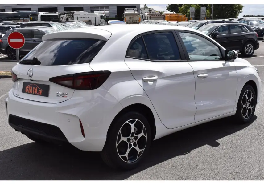 Vue 3/4 arrière droite du MG3 1.5 HYBRID+ 195 LUXURY blanc, avec jantes distinctives et vitres teintées.