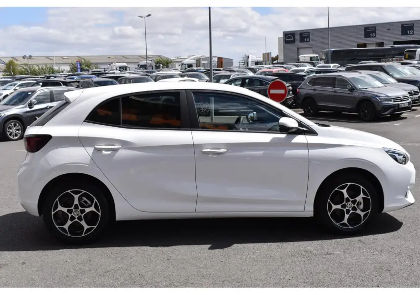 Vue de profil côté gauche du MG3 blanc 2026 hybride, avec jantes alliage au design distinctif et vitres teintées.
