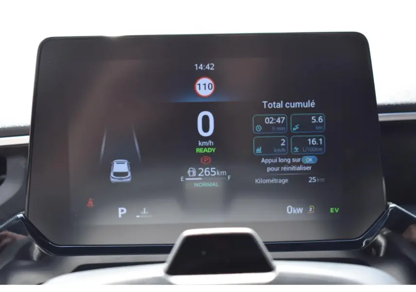 Écran numérique du tableau de bord du MG3 1.5 HYBRID+ 195 LUXURY 2026 affichant la vitesse, autonomie et informations de conduite.