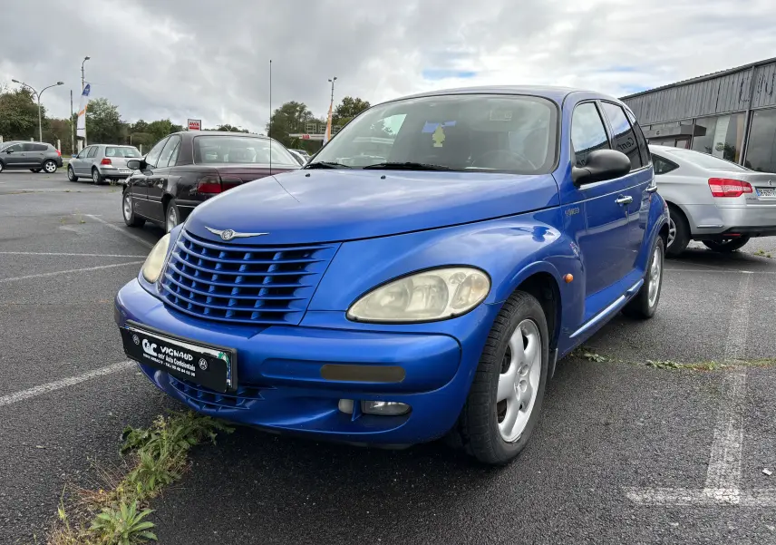 Vue 3/4 avant d'une Chrysler PT Cruiser 2.2L CRD GO bleu 2004 avec calandre distinctive et phares ovales.