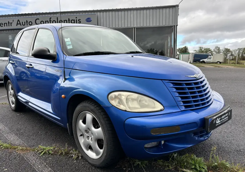 Vue 3/4 avant gauche d'une Chrysler PT Cruiser bleue de 2004 avec calandre distinctive et phares ovales.