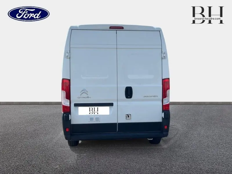 Vue arrière d’un Citroën Jumper FGN blanc Banquise avec portes battantes et feux rouges verticaux.