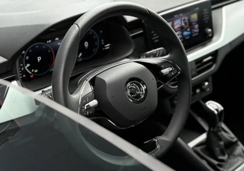 Gros plan sur le volant cuir multifonctions et le tableau de bord digital du Skoda Kamiq TSI 110 DSG Ambition.