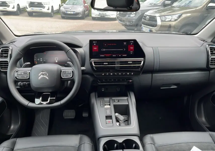 Intérieur du Citroën C5 Aircross Hybrid 2025, vue frontale du tableau de bord et volant avec écran tactile central.