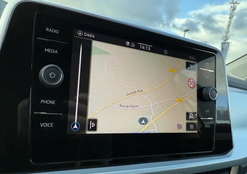 Écran tactile du système de navigation Discover Media du Volkswagen T-Roc 2025 affichant une carte routière.