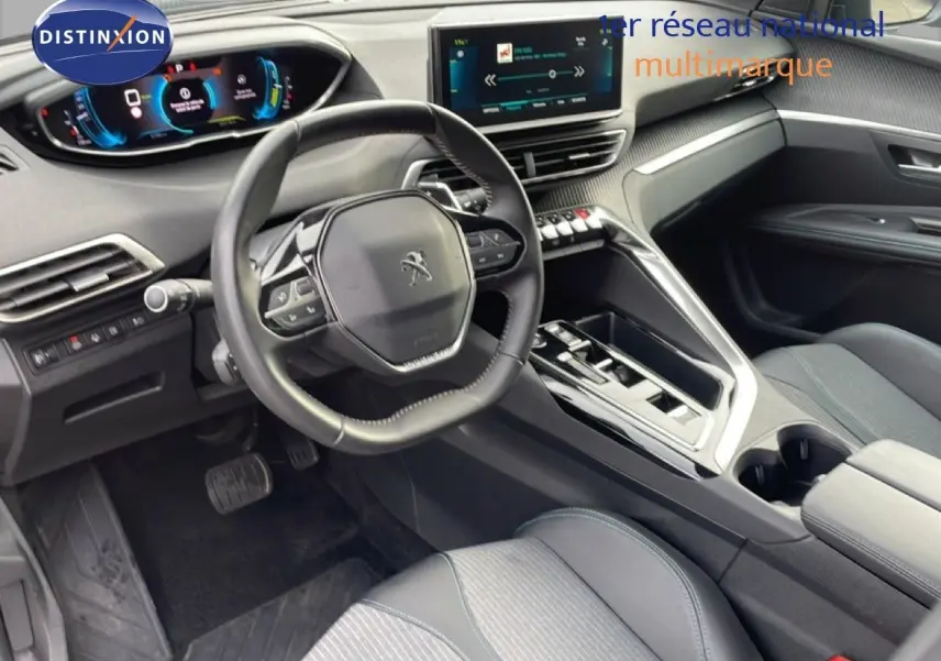 Vue intérieure du poste de conduite du Peugeot 3008 2024, avec volant multifonction et écran tactile central.
