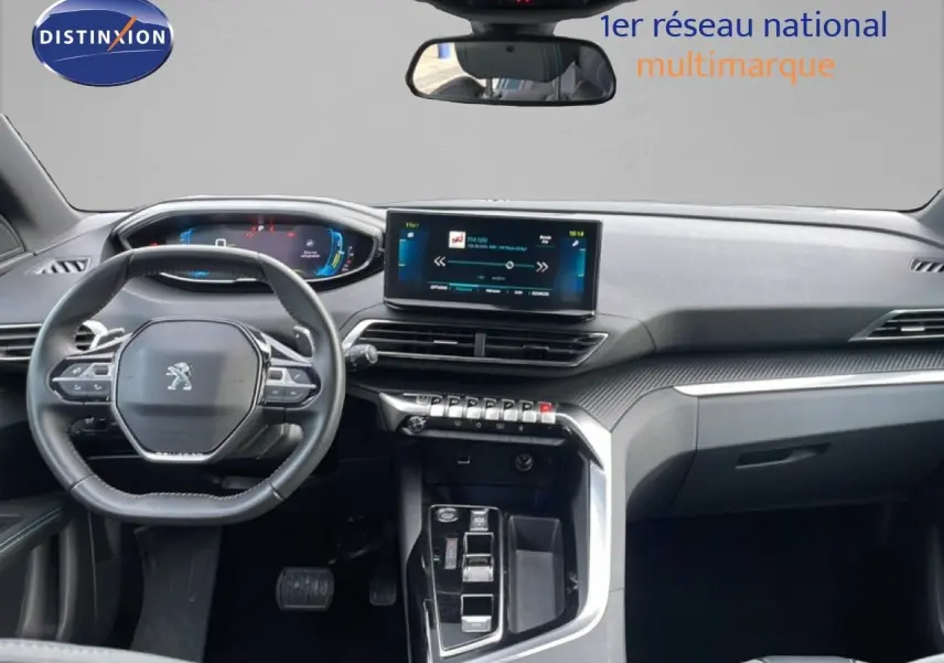 Vue intérieure avant du Peugeot 3008 hybride 2024, tableau de bord moderne avec écran tactile central et volant compact.