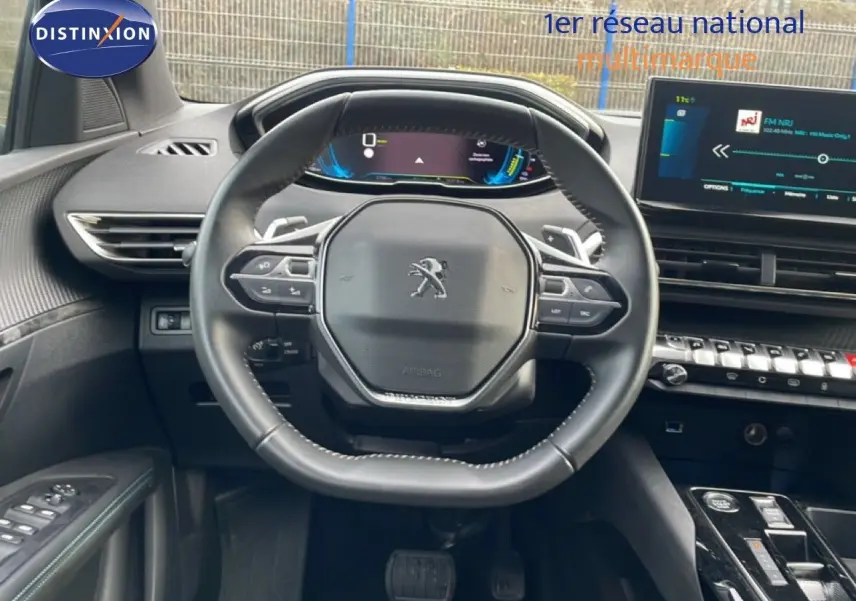Vue intérieure centrée sur le volant et le tableau de bord numérique du Peugeot 3008 2024, finition Allure Pack.