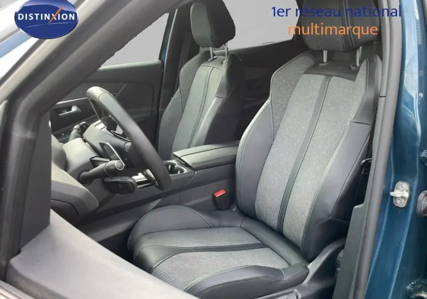 Intérieur du Peugeot 3008 2024 en bleu Célèbes, vue côté conducteur sur sièges tissu et cuir bicolores gris et noir.