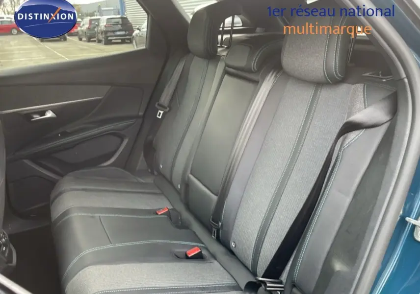 Vue intérieure côté droit des sièges arrière en tissu et cuir noir avec surpiqûres bleues d'un Peugeot 3008 bleu Célèbes Metal 2024.