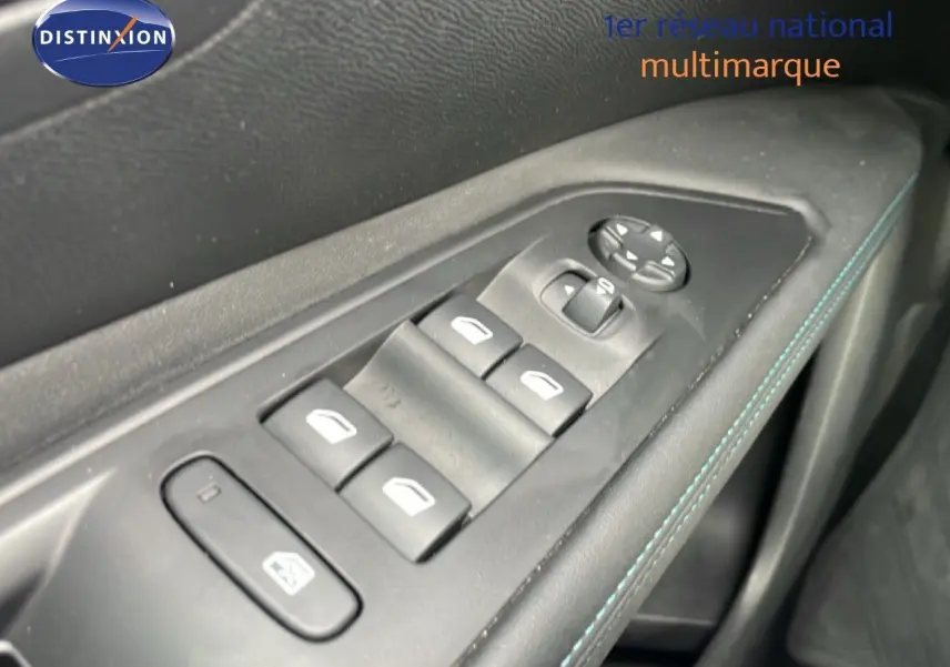 Gros plan sur les commandes des vitres et rétroviseurs côté conducteur avec surpiqûres bleues dans un Peugeot 3008 bleu Celebes 2024.