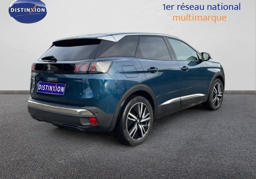 Vue 3/4 arrière droite d'un Peugeot 3008 bleu Célèbes métal avec jantes alliage et vitres teintées.