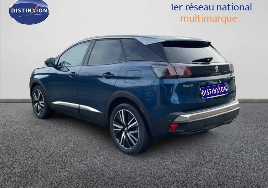Vue 3/4 arrière droite d’un Peugeot 3008 bleu Célèbes métal avec jantes alliage et toit noir contrasté.
