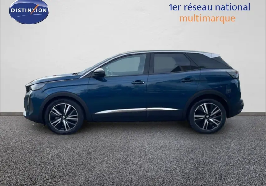 Vue de profil côté gauche du Peugeot 3008 hybride rechargeable 2024 en bleu Célèbes métal avec jantes alliage bicolores.