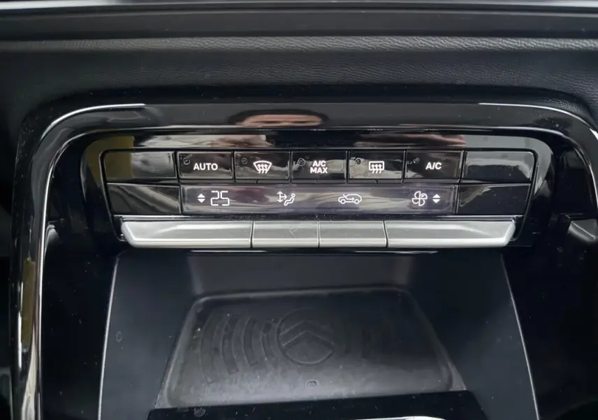 Vue rapprochée du panneau de commande de climatisation automatique de la Citroën C3 gris, avec affichage digital et boutons tactiles.