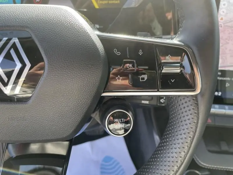 Gros plan sur la partie droite du volant du Renault Scénic E-Tech 2024, avec commandes tactiles et bouton Multi-Sense.