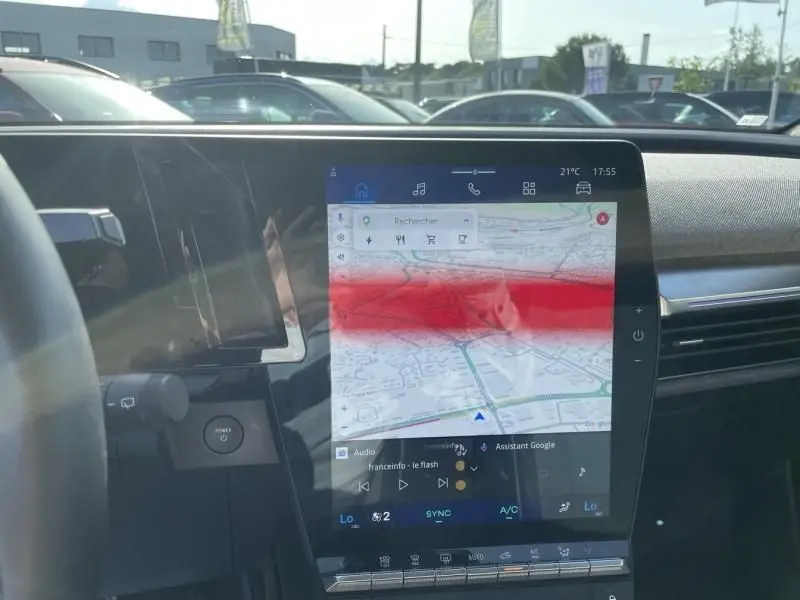 Vue intérieure du tableau de bord du Renault Scénic E-Tech 2024 avec écran tactile central affichant la navigation.