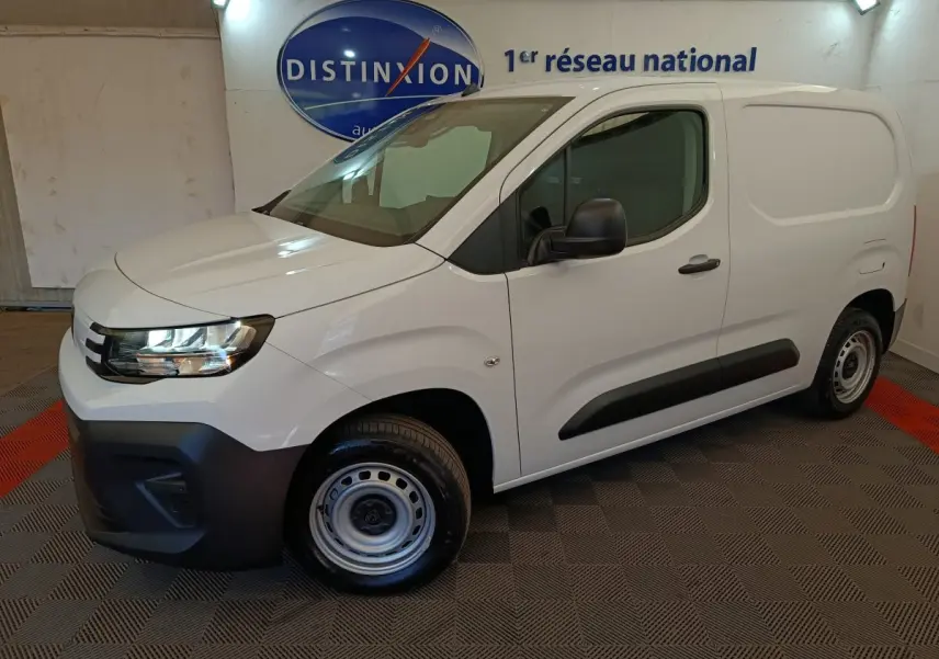 Peugeot Partner blanc vue 3/4 avant droit, fourgon utilitaire avec protections latérales noires et jantes acier.