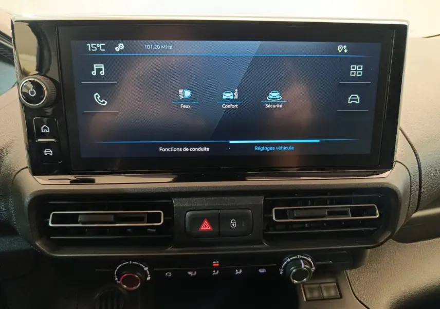 Écran tactile central du tableau de bord du Peugeot Partner 2025, affichant les réglages véhicule et fonctions de conduite.