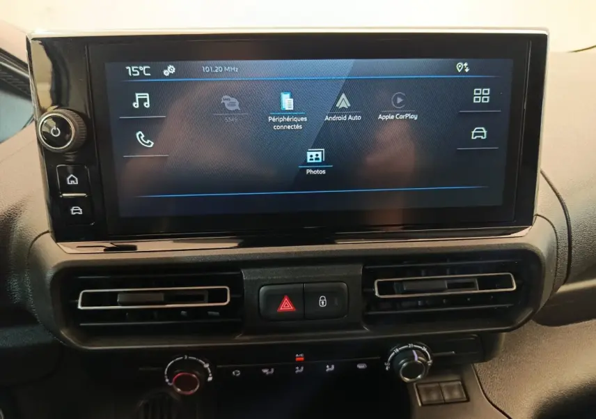 Écran tactile central du tableau de bord du Peugeot Partner 2025 avec commandes de climatisation en dessous.