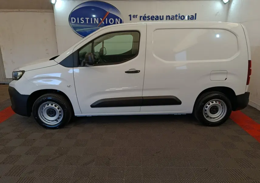 Vue de profil côté gauche d'un Peugeot Partner blanc 2025, utilitaire compact avec porte latérale pleine.