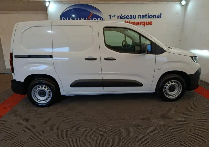 Peugeot Partner blanc vue de profil côté droit, fourgon utilitaire avec portes latérales pleines et jantes acier.