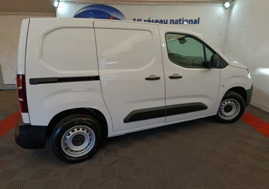 Vue latérale droite d’un utilitaire Peugeot Partner blanc 2025 avec portes latérales pleines et jantes acier.