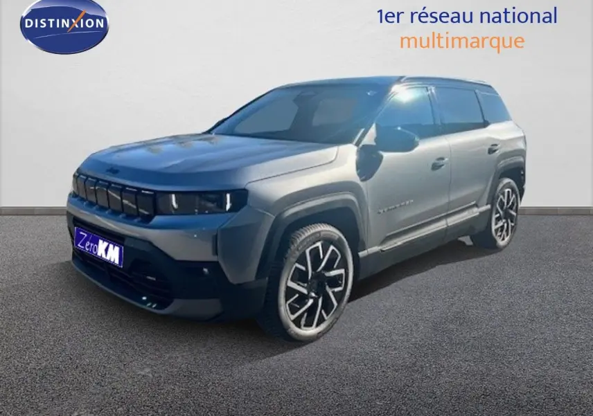 Jeep Compass MHEV 145ch Summit gris Yosemite métal avec toit noir, vue 3/4 avant droit, roues alliage noires et argentées.