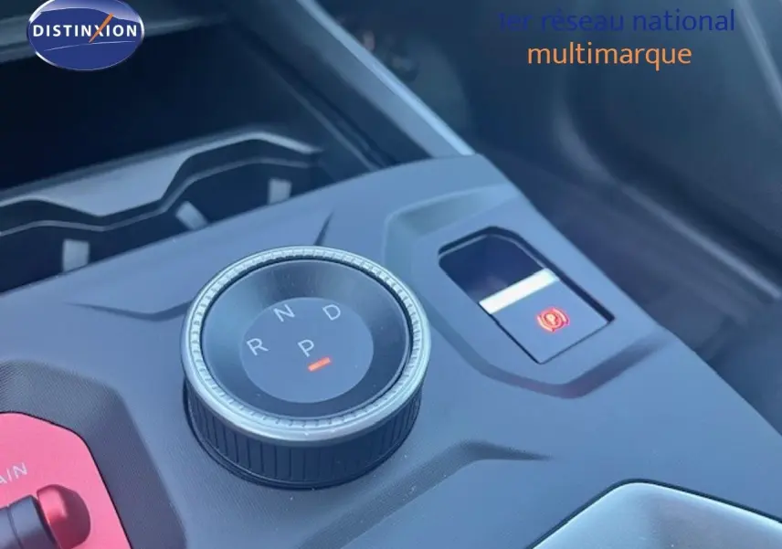 Gros plan sur la molette de sélection de la boîte automatique et frein à main électronique dans le Jeep Compass 2026.