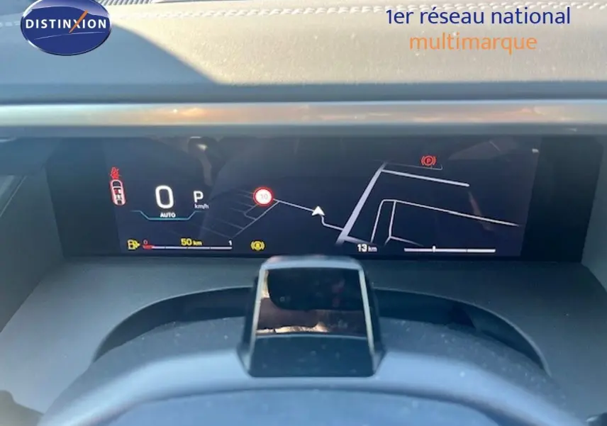 Tableau de bord numérique du Jeep Compass 2026, affichant la navigation et la vitesse à 0 km/h, intérieur noir.