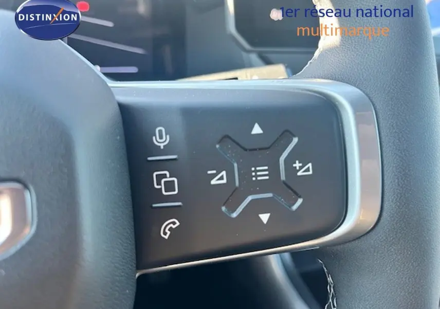 Gros plan sur les commandes multifonctions à droite du volant du Jeep Compass gris Yosemite avec toit noir.