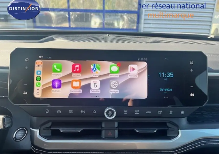 Tableau de bord du Jeep Compass 2026 avec écran tactile large affichant interface Apple CarPlay, finition moderne noire.