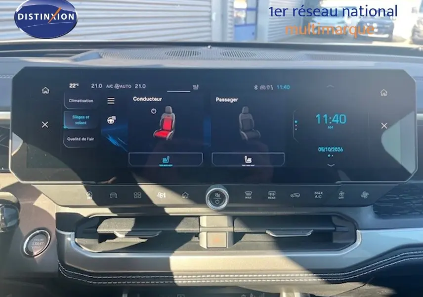 Vue rapprochée de l’écran tactile central du Jeep Compass 2026, affichant les réglages de sièges chauffants et climatisation.