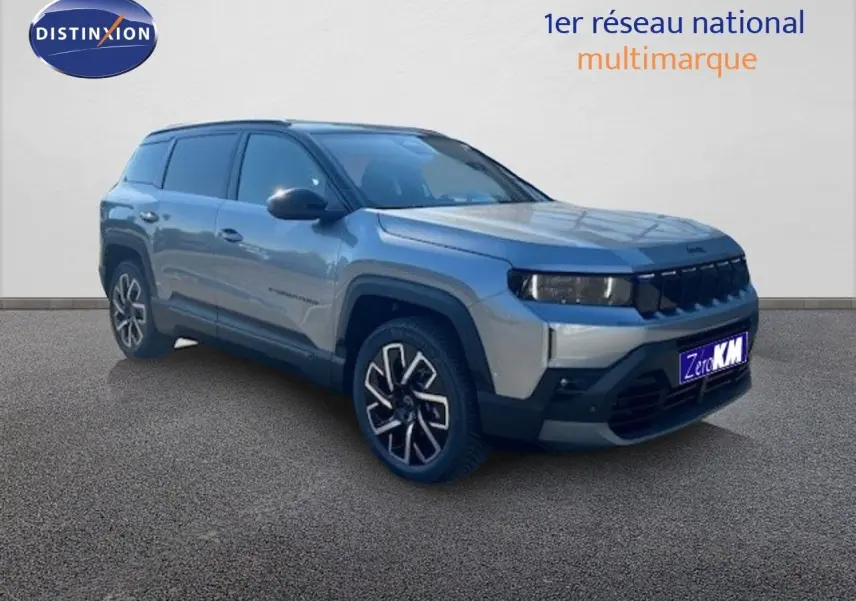 Jeep Compass MHEV 145ch Summit gris Yosemite métal avec toit noir, vue 3/4 avant droit sur fond neutre.