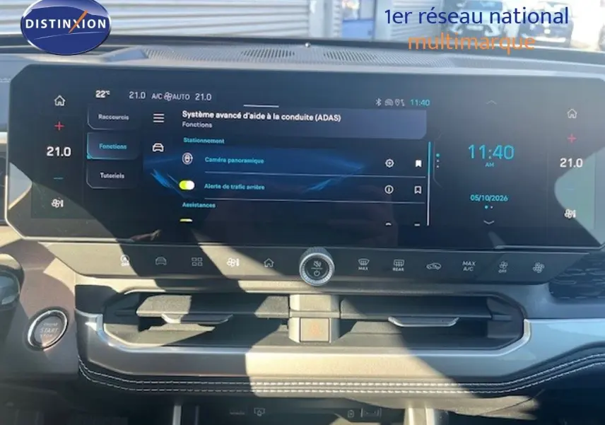 Vue intérieure du tableau de bord du Jeep Compass 2026, écran tactile affichant les aides à la conduite, finition moderne et détails noirs.